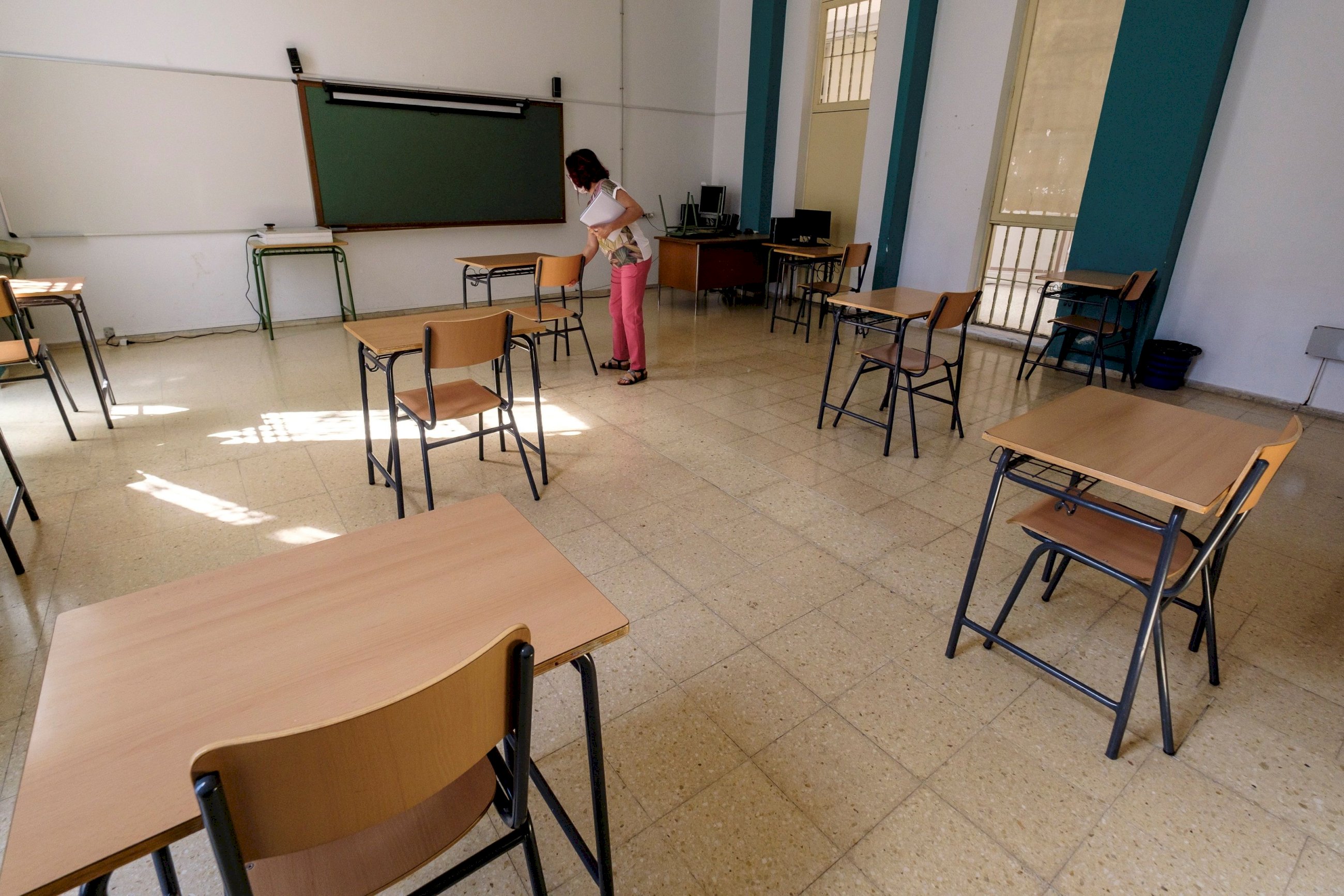 Separación de las mesas en un colegio. EFE.