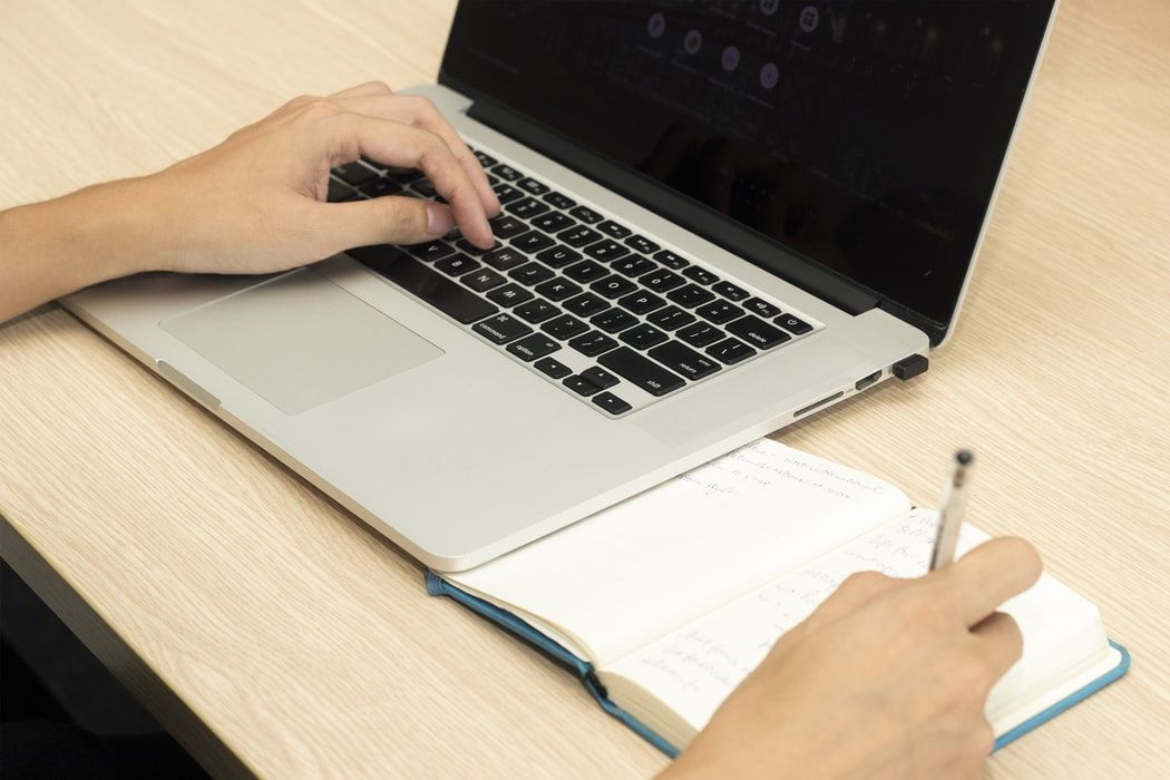 Teletrabajo ordenador y libreta.