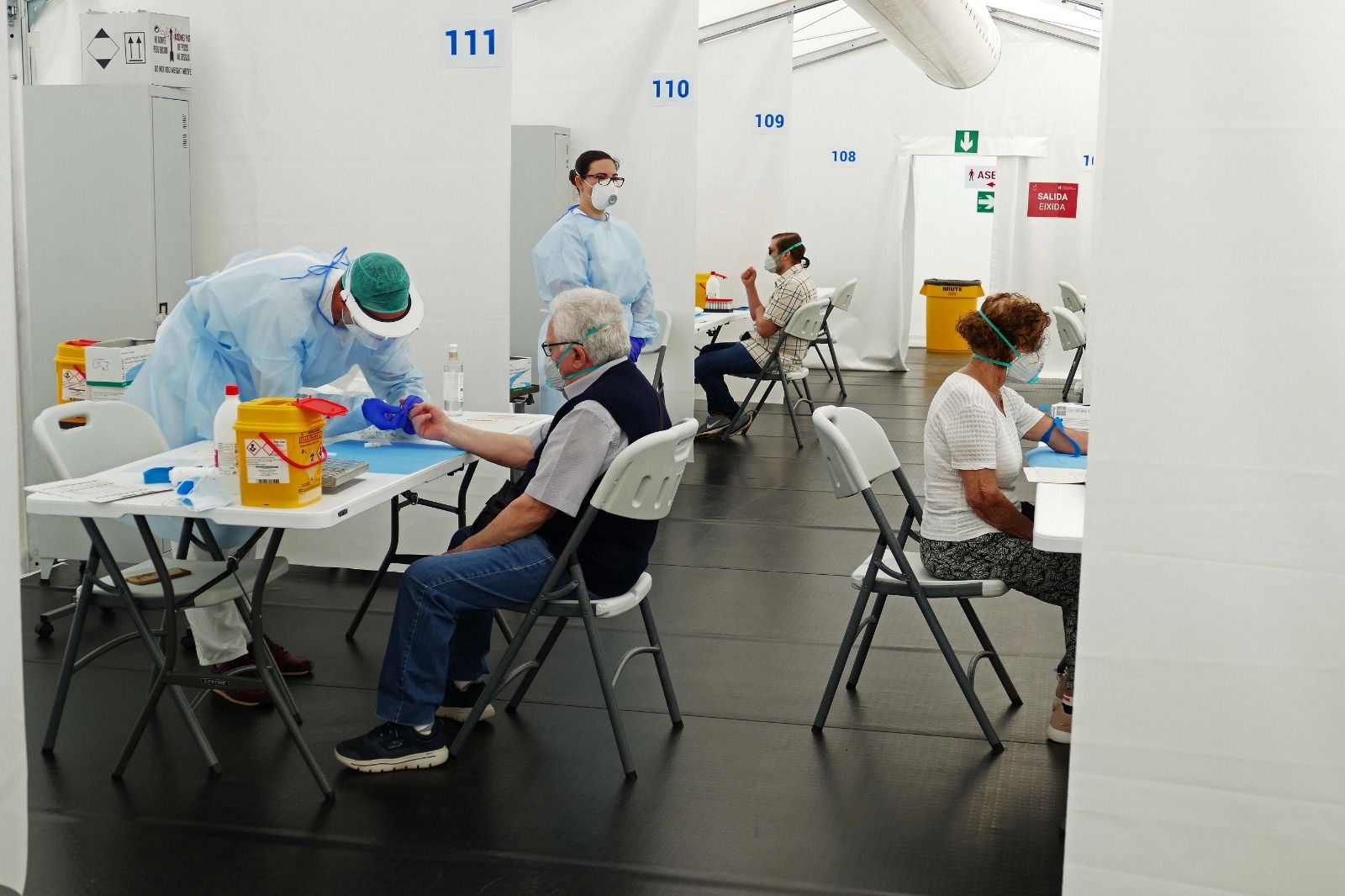 Toma de muestras al personal sanitario en el hospital de campaña situado junto a La Fe de Valencia. Foto: GVA Sanitat
