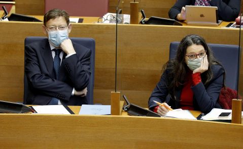 El president de la Generalitat, Ximo Puig, y la vicepresidenta Mónica Oltra, durante el pleno de Les Corts en el que el president ha respondido a las preguntas de los grupos parlamentarios / EFE