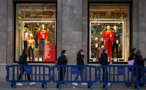 Una tienda de Zara durante las primeras compras navideñas / EFE