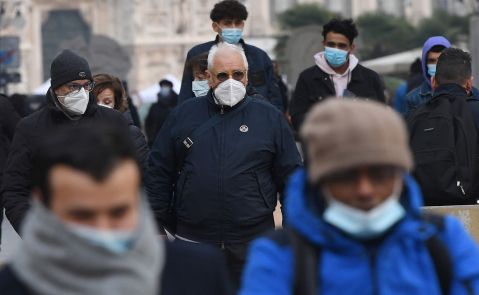 Personas pasean con mascarilla por el centro de Milán (Italia) / EFE