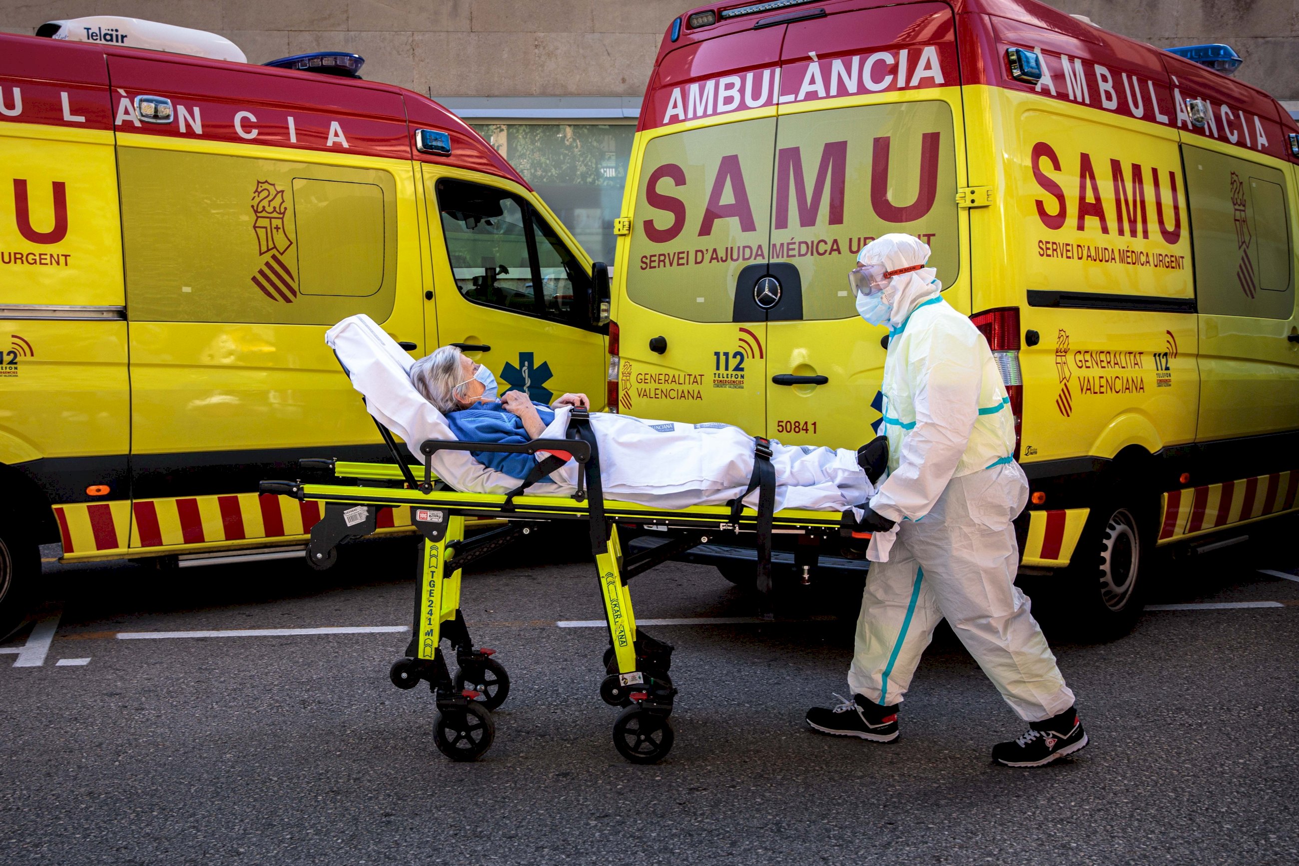 Un sanitarios con equipo de protección especial para evitar contagios de coronavirus, traslada a un paciente de una ambulancia a urgencias del Hospital Clínico de València / EFE