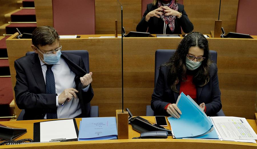 El president de la Generalitat, Ximo Puig, y la vicepresidenta Mónica Oltra, durante el pleno de Les Corts. EFE/Manuel Burque