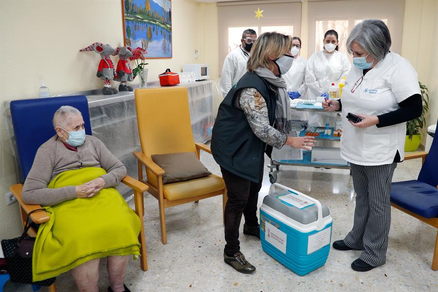 Una anciana de la residencia Casa Retino El Salvador, en Torrent (Valencia), espera a ser vacunada contra el Covid-19, hoy domingo 27 de Diciembre. EFE/Kai Försterling