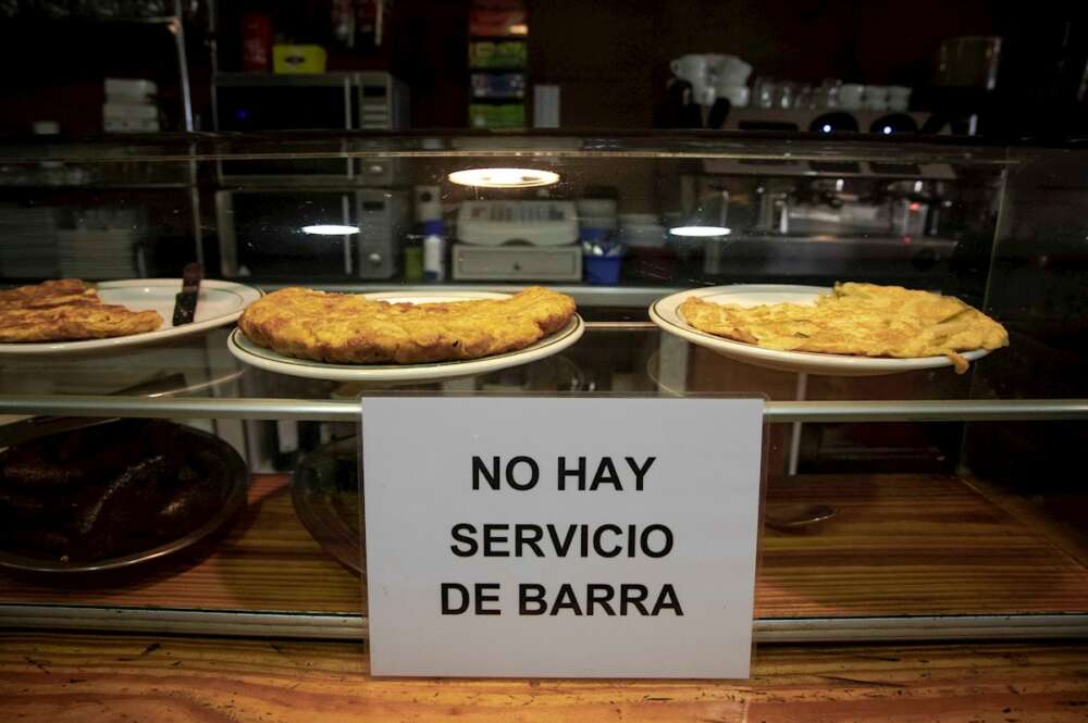 Un cartel indica la prohibición de consumir en la barra de un bar de València. EFE/Biel Aliño/Archivo