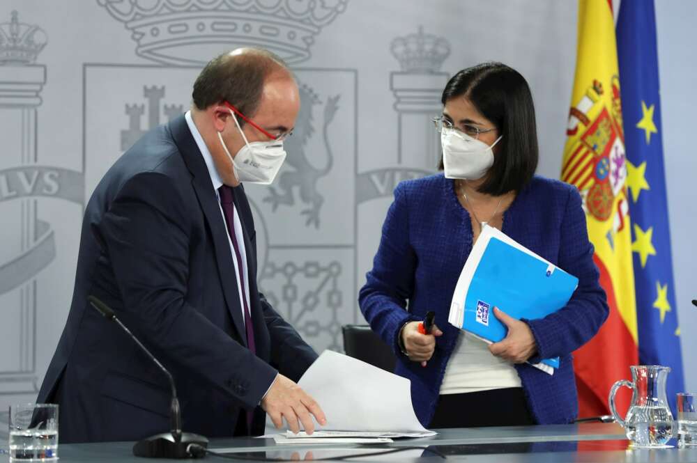 El ministro de Política Territorial, Miguel Iceta, y la ministra de Sanidad, Carolina Darias, ofrecen una rueda de prensa tras el Consejo Interterritorial de Sanidad este jueves en Madrid. EFE/Kiko Huesca