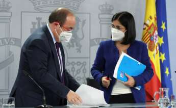 El ministro de Política Territorial, Miguel Iceta, y la ministra de Sanidad, Carolina Darias, ofrecen una rueda de prensa tras el Consejo Interterritorial de Sanidad este jueves en Madrid. EFE/Kiko Huesca