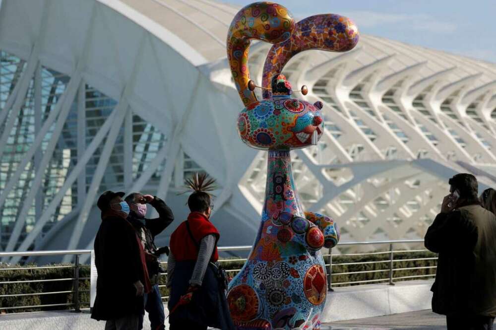 Turistas con mascarilla en la Ciudad de las Artes y las Ciencias de Valencia. EFE/MANUEL BRUQUE