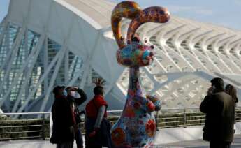 Turistas con mascarilla en la Ciudad de las Artes y las Ciencias de Valencia. EFE/MANUEL BRUQUE