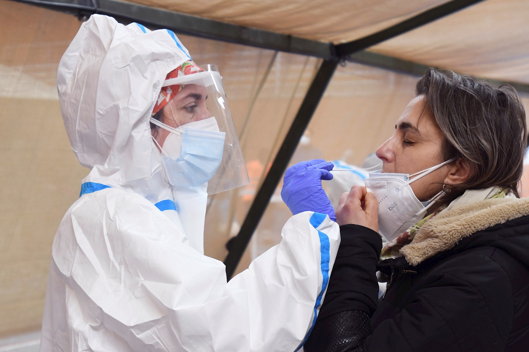 Personal sanitario realiza una prueba PCR durante la tercera oleada de casos que ha disparado todos los indicadores en la Comunidad Valenciana. EFE/J. Casares