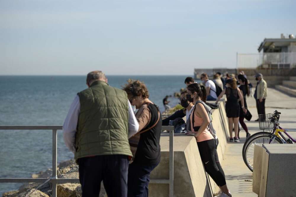 Varias personas en la Playa de Malvarrosa en Valencia. Jorge Gil./ Europa Press