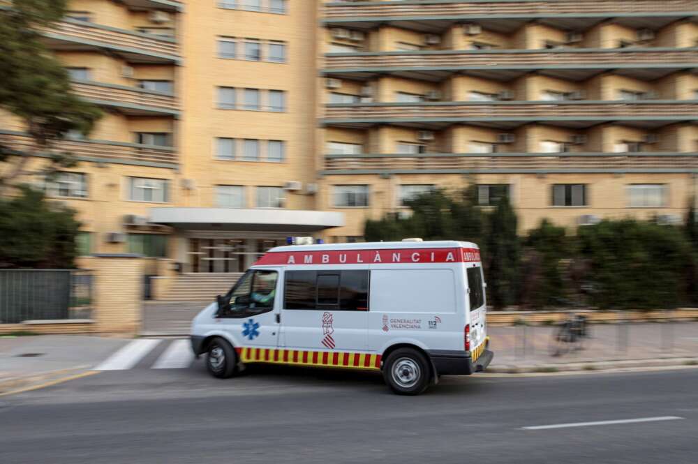 Una ambulancia llega al antiguo Hospital La Fe de València. EFE/Biel Alino