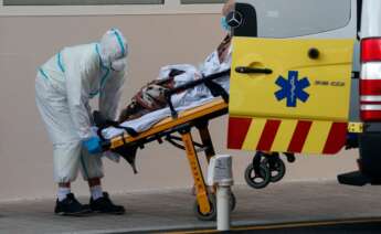 Un sanitario traslada a un enfermo en el Hospital Clínico de Valencia. EFE/ Kai Försterling