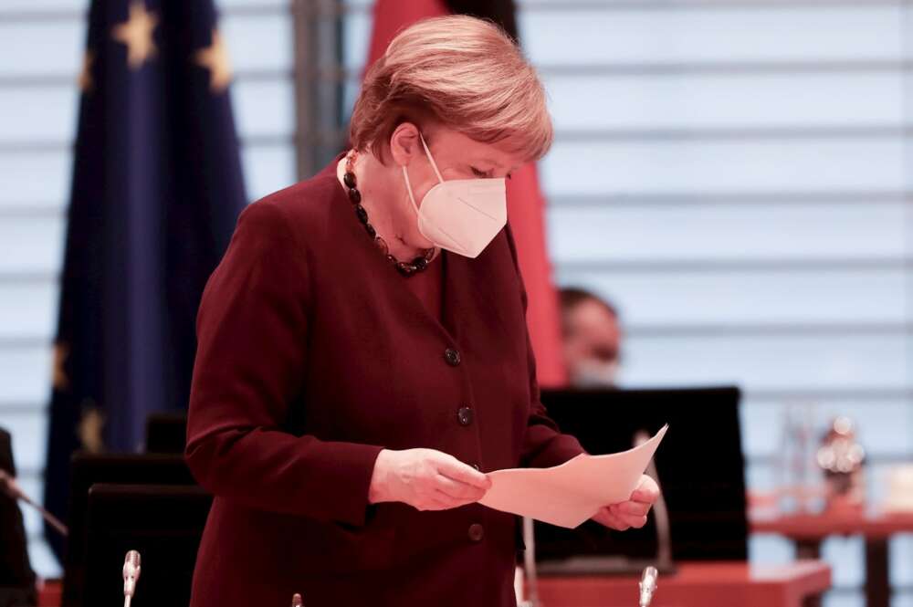 La canciller alemana Angela Merkel lleva una mascarilla mientras asiste a la reunión semanal del gabinete federal alemán en la sala de conferencias de la Cancillería en Berlín. EFE