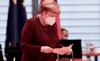 La canciller alemana Angela Merkel lleva una mascarilla mientras asiste a la reunión semanal del gabinete federal alemán en la sala de conferencias de la Cancillería en Berlín. EFE