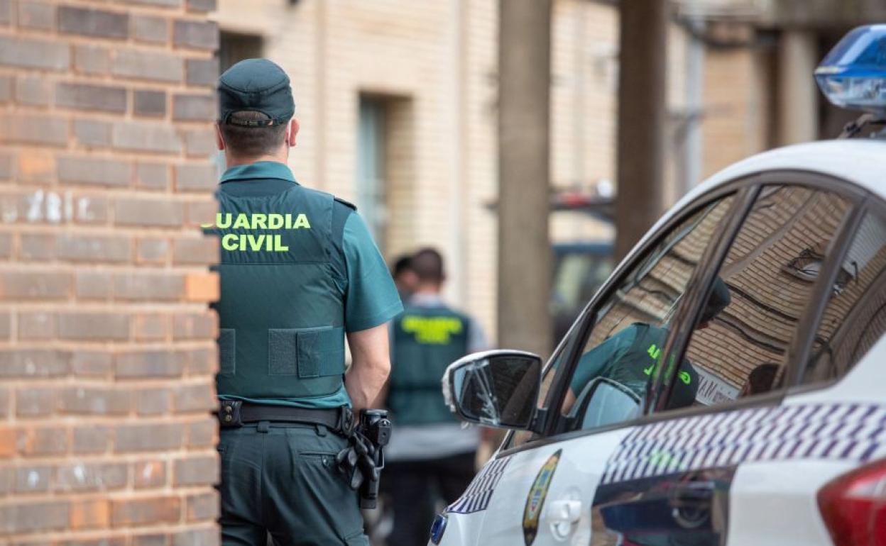 Un agente de la Guardia Civil en una imagen de archivo. / EFE
