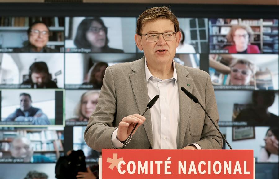 El PSPV-PSOE ha informado de que no asistirá a un debate organizado el próximo lunes por la Cadena Ser València por la participación de formaciones de ultraderecha que "rechazan condenar amenazas de muerte y atacan gravemente la convivencia democrática".En la imagen, el president de la Generalitat y secretario general del PSPV-PSOE, Ximo Puig, preside, hoy, el Comité Nacional del partido. EFE/ Juan Carlos Cardenas