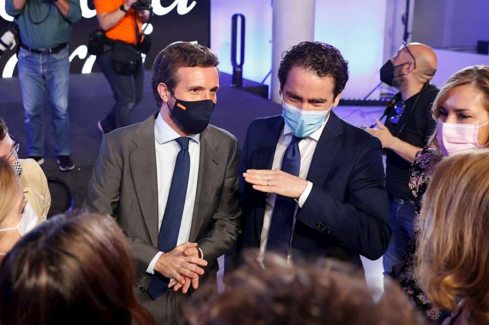 El presidente del Partido Popular, Pablo Casado (i) junto con el secretario general del PP, Teodoro García Egea (d) tras la presentación para explicar los detalles de la próxima Convención Nacional de la formación, prevista para otoño, durante un acto celebrado este lunes en el Espacio Neptuno de Madrid. EFE/Chema Moya