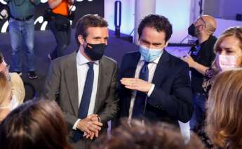 El presidente del Partido Popular, Pablo Casado (i) junto con el secretario general del PP, Teodoro García Egea (d) tras la presentación para explicar los detalles de la próxima Convención Nacional de la formación, prevista para otoño, durante un acto celebrado este lunes en el Espacio Neptuno de Madrid. EFE/Chema Moya