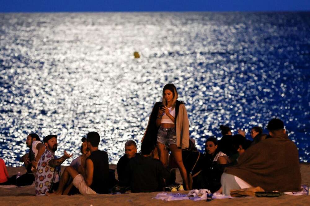 Estudiantes celebran en la playa el fin de curso./ EFE