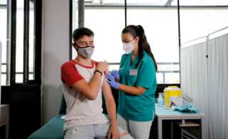 Sanidad destina un tercio de las vacunas a los veinteañeros para hacer frente a los brotes 15 8013554514001