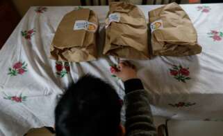 Valencia alcanza la cifra de 60.000 niños en riesgo de pobreza 18 n niño durante la comida en su casa momentos antes de abrir el menú de la ONG del chef José Andrés, que reparte a las familias más necesitadas durante el estado de alarma provocado por el coronavirus (archivo). - Jesús Hellín - Europa Press - Archivo