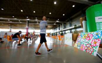 Numerosas personas en la sala de espera tras recibir su dosis de la vacuna en el Instituto Ferial Alicantino IFA. EFE/Manuel Lorenzo