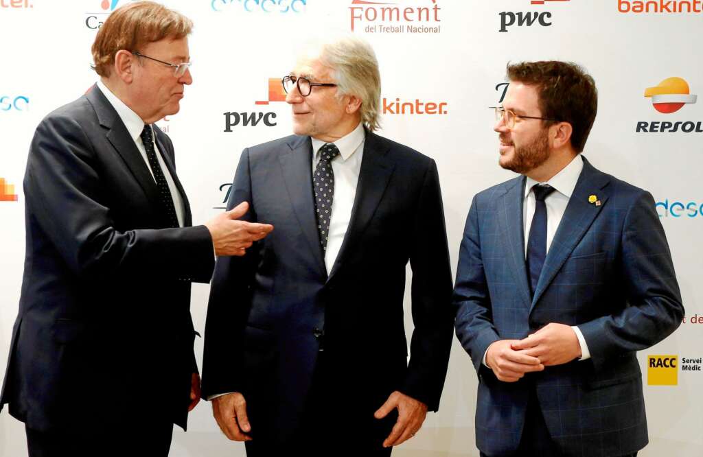 El presidente de la Generalitat Valenciana, Ximo Puig (i), conversa con el actual presidente de la Generalitat de Cataluña, Pere Aragonés (d), y el presidente de Foment, Josep Sánchez Llibre (c) en una imagen de archivo. EFE/ Quique García/Archivo