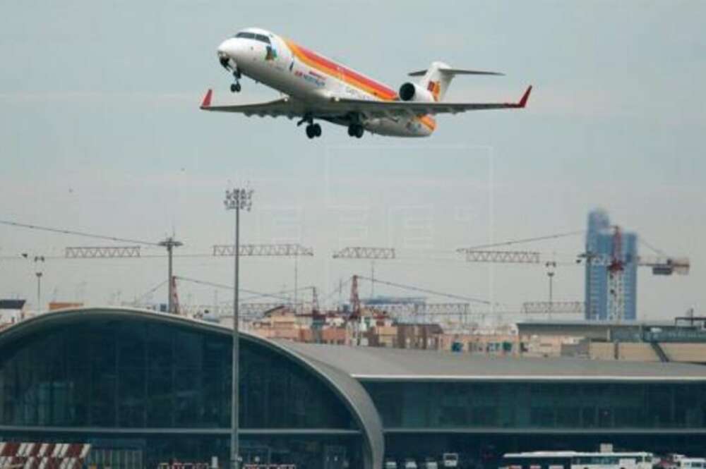 Avión comercial despega desde el aeropuerto de Manises (Valencia) /EFE