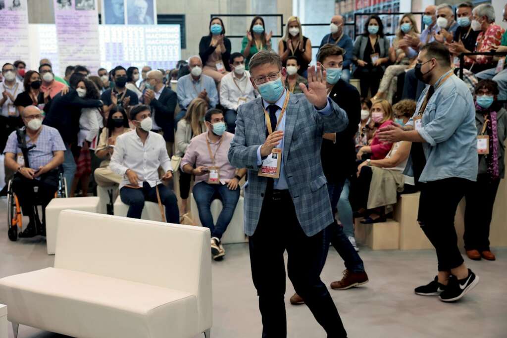 El presidente de la Generalitat Valenciana, Ximo Puig, al inicio del Espacio Tomás Meabe: “Entre Socialistas” en la primera jornada del 40 Congreso Federal del PSOE que se celebra en Valencia. EFE/ Biel Aliño