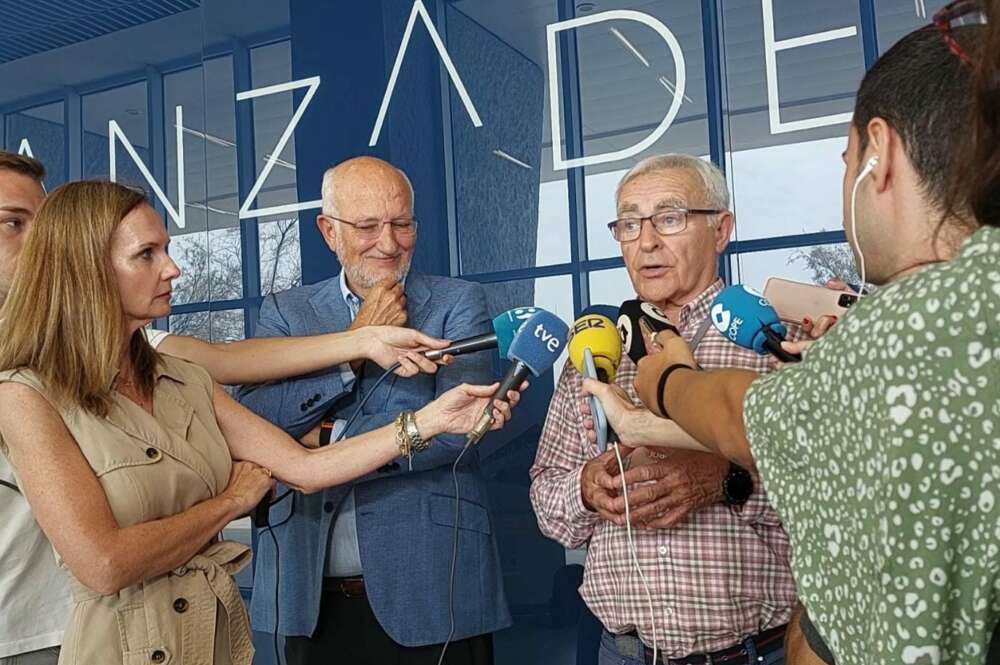 Juan Roig, presidente de Mercadona, con Joan Ribó, alcalde de Valencia, en la puerta de Lanzadera en Marina de Empresas