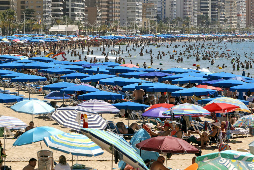 GRAFCVA7174. BENIDORM (ALICANTE), 13/07/2022.- Las playas de Benidorm muestran un lleno casi total. EFE/Pep Morell