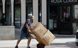 Un transportista lleva mercancia a un comercio. EFE/Luis Tejido