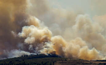 -FOTODELDIA- GRAFCVA7783. VIVER (CASTELLÓN), 18/08/2022.- Los servicios de Emergencias de la Generalitat Valenciana han ordenado el confinamiento preventivo de los vecinos de Alcublas (Valencia) por el humo que llega a la zona procedente del incendio originado en Bejís .La consellera de Justicia e Interior, Gabriela Bravo, ha explicado que esta decisión se ha adoptado por la intensidad que ha cobrado el frente sur del incendio (en la imagen,donde se ubica Alcublas), si bien ha puntualizado que no hay riesgo inminente que haga pensar en una evacuación del municipio.Alcublas está en el interior norte de la provincia de Valencia, en el límite con la de Castellón, y tiene alrededor de 600 habitantes. EFE/ Biel Aliño