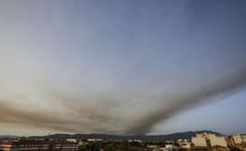 GRAFCVA7632. GANDÍA (VALENCIA), 14/08/2022.- Vista de la columna de humo causada por el incendio forestal declarado en la en Vall d'Ebo (Alicante), desde la localidad de Gandía. Dos medios aéreos se han incorporado a primera hora de este domingo a los trabajos de extinción del incendio forestal declarado a última hora de ayer. EFE/Natxo Frances