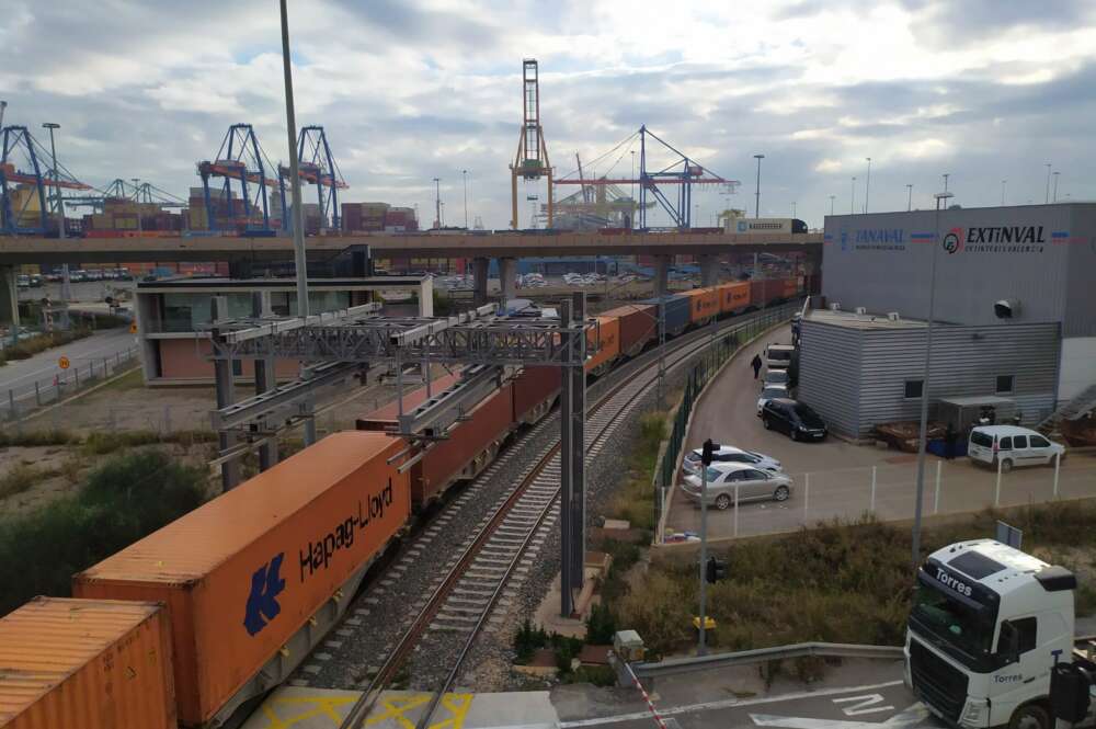 Tren entrando en el Puerto de Valencia