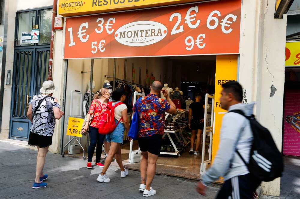 Vista de una tienda en el centro de Madrid este viernes.Tras las vacaciones de verano los hogares tendrán que reajustar aún más sus cuentas en el "nuevo curso" para superar la "cuesta de otoño" que prevén las organizaciones de consumidores, que explican a Efe cómo manejarla.- EFE/Luis Millán