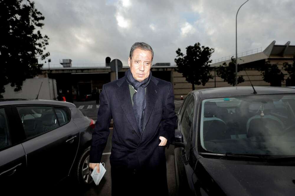 GRAFCVA2357. VALENCIA, 18/02/2019.- El expresidente de la Generalitat Eduardo Zaplana a su llegada a la oficina de presentaciones del juzgado de guardia de Valéncia por segundo lunes consecutivo para firmar su libertad condicional. Zaplana ha reiterado este lunes su inocencia, ha insistido en que jamás ha participado en ninguna adjudicación fraudulenta y ha asegurado que espera tener pronto la oportunidad de declarar al respecto sobre su imputación en el denominado caso Erial. EFE/ Manuel Bruque