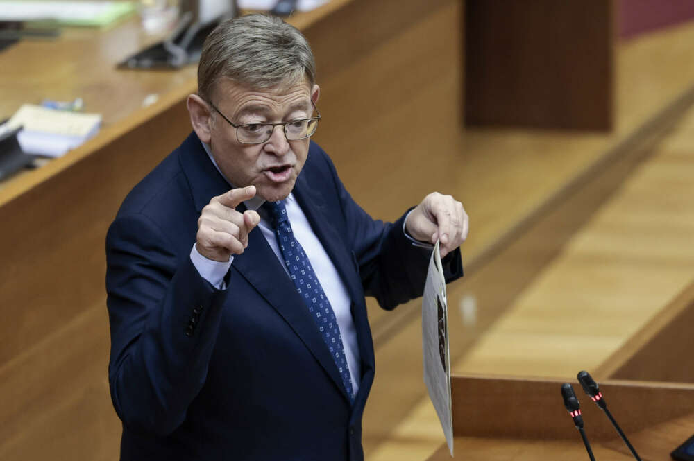 VALENCIA, 20/10/2022.- El president de la Generalitat, Ximo Puig, durante su intervención en la sesión de control del pleno de Les Corts en la que responde a preguntas de los grupos parlamentarios sobre la situación económica y social de la Comunitat Valenciana, la bajada de los impuestos, la "cláusula de garantía salarial" en las ayudas y contratos del Gobierno valenciano y la mejora en las infraestructuras del transporte. EFE/Biel Aliño