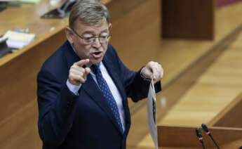 VALENCIA, 20/10/2022.- El president de la Generalitat, Ximo Puig, durante su intervención en la sesión de control del pleno de Les Corts en la que responde a preguntas de los grupos parlamentarios sobre la situación económica y social de la Comunitat Valenciana, la bajada de los impuestos, la "cláusula de garantía salarial" en las ayudas y contratos del Gobierno valenciano y la mejora en las infraestructuras del transporte. EFE/Biel Aliño