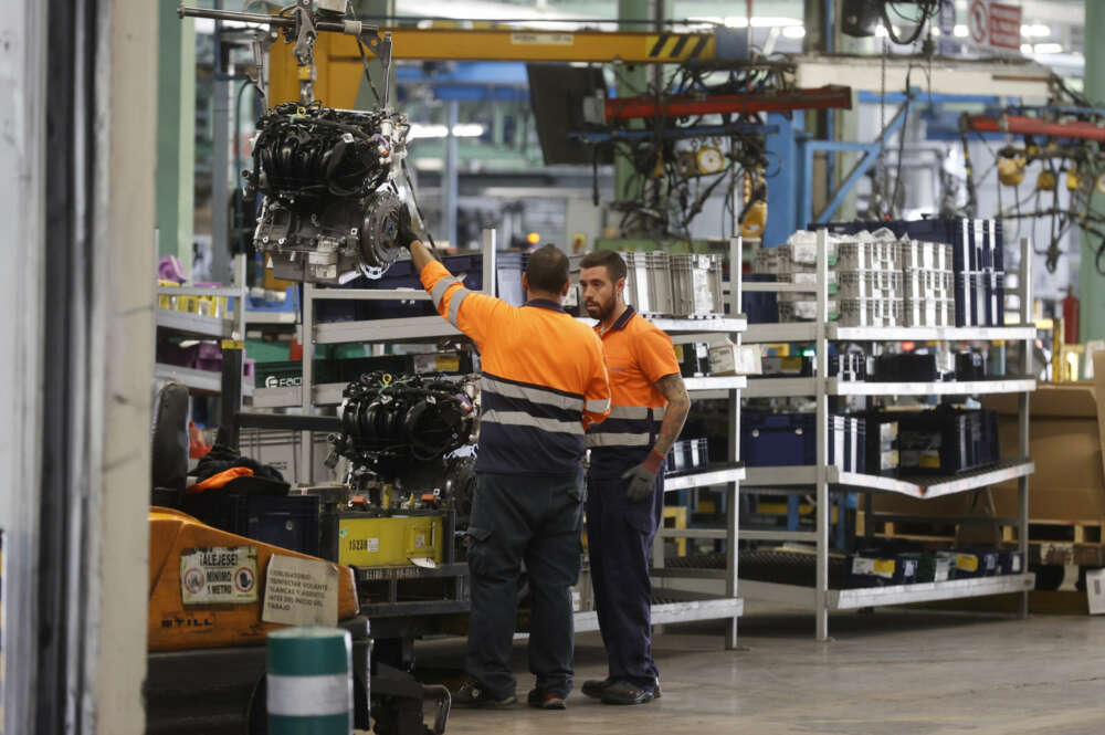 Un trabajador en la fábrica de Ford en Almussafes