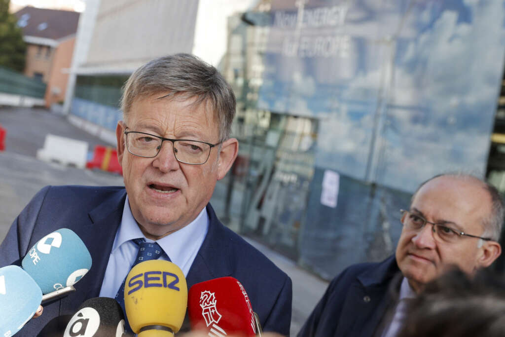 GRAFCVA8901. BRUSELAS, 11/10/2022.- El president de la Generalitat, Ximo Puig, atiende a la prensa tras reunirse con la Dirección de Política Energética de la Comisión Europea y el vicepresidente ejecutivo de la Comisión Europea, Valdis Dombrosvskis, para mostrar la posición de la Generalitat en cuestión energética, enfocada a la energía renovable, y pedir mejoras por parte de la UE ante el alza de precios. EFE/ Manuel Bruque