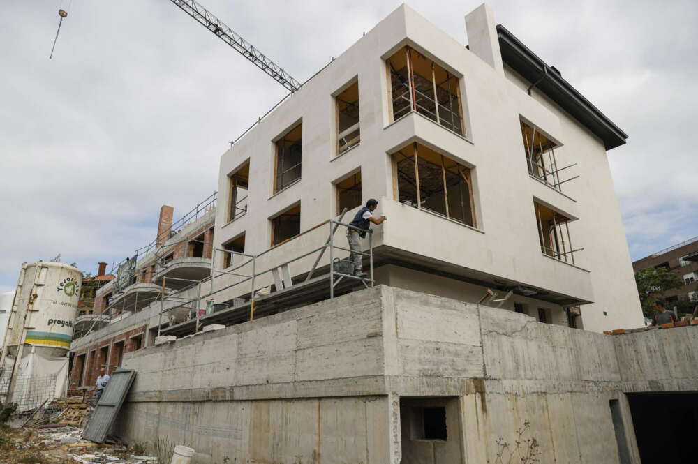 GETXO (BIZKAIA), 16/09/2022.- Un obrero trabaja en la construcción de un bloque de viviendas este viernes en Getxo (Bizkaia). El euríbor a doce meses, el indicador más utilizado para calcular los préstamos hipotecarios en España, alcanza una tasa media provisional en el mes de septiembre superior al 2 %, lo que supone su nivel más alto desde noviembre de 2011. EFE/Miguel Toña