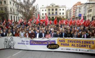 Concentración contra la infrafinanciación ante la Subdelegación del Gobierno en Alicante