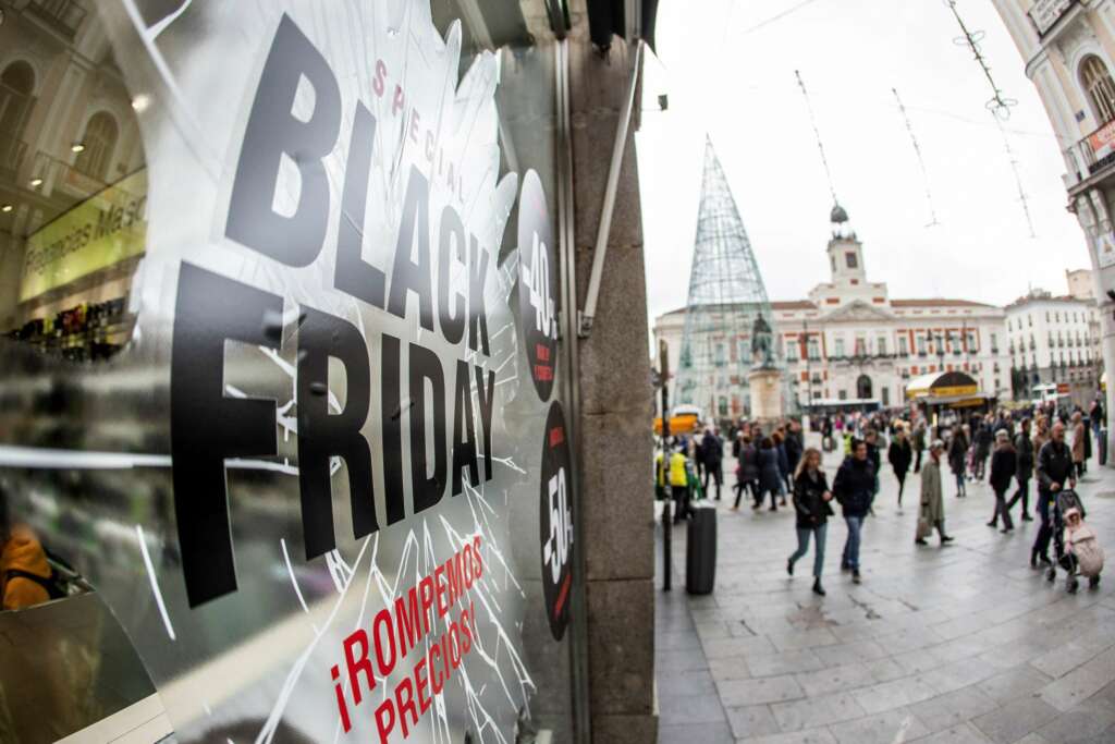 GRAF8871. MADRID, 28/11/2019.- Panel publicitario que hace referencia al "Black Friday" en un comercio del centro de Madrid. Este viernes llega el Black Friday y las empresas llevan semanas preparando ofertas para atraer a la gente. Pero, también los ciberdelincuentes tienen todas sus artimañas a punto y la Policía quiere que las evitemos con estos consejos que harán tu día de compras mucho más seguro. EFE/Rodrigo Jiménez