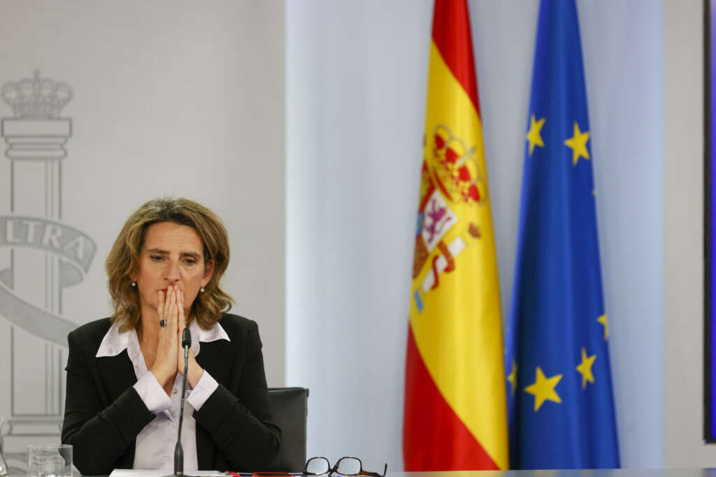 La ministra de Transición Ecológica Teresa Ribera, duarnte la rueda de prensa posterior al Consejo de Ministros en el Palacio de la Moncloa en Madrid, este martes. EFE/ Javier Lizón