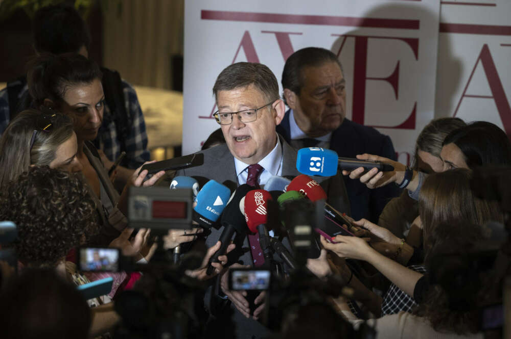 VALENCIA, 21/04/2023.-. El president de la Generalitat ,Ximo Puig, durante las declaraciones que ha realizado en la Asociación Valenciana de Empresarios (AVE) momentos antes del primero de los encuentros con los candidatos a la elecciones autonómicas. EFE/Biel Aliño