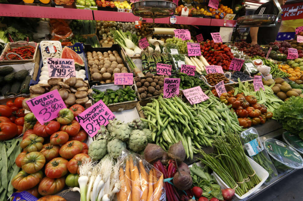 MADRID, 14/04/2023.- Vista de un puesto con frutas y hortalizas en un mercado de Madrid, este viernes. La mayoría de los alimentos con el IVA eliminado o reducido desde comienzos de 2023 subieron de precio en marzo con respecto al mes anterior y en lo que va de año, según los datos difundidos este viernes por el Instituto Nacional de Estadística (INE). El Índice de Precios de Consumo (IPC) refleja que en marzo solo los aceites comestibles que no son de oliva y las frutas frescas o refrigeradas bajaron de precio en comparación con febrero, el 2,9 y el 0,2 %, respectivamente. Desde que en enero entró en vigor la decisión del Gobierno de suprimir o reducir el Impuesto sobre el Valor Añadido (IVA) a ciertos alimentos básicos para contener la inflación, la mayoría de las categorías a las que se aplica la medida se han encarecido. EFE/ Javier Lizón