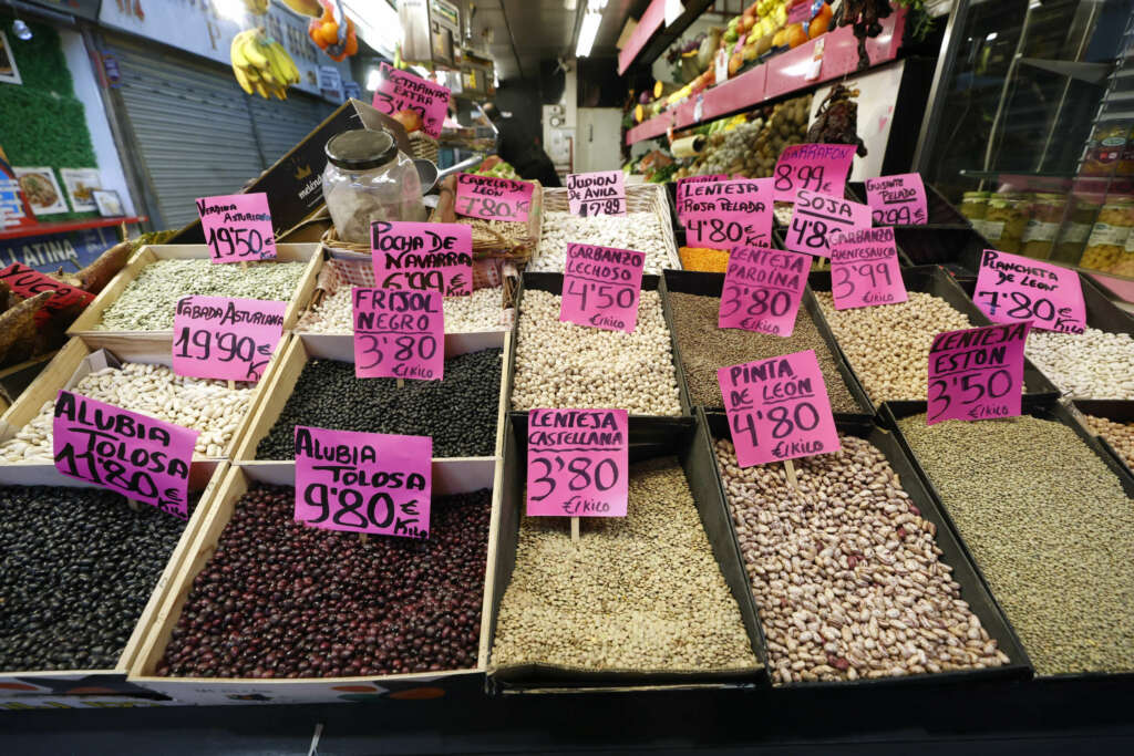 MADRID, 14/04/2023.- Vista de un puesto con legumbres en un mercado de Madrid, este viernes. La mayoría de los alimentos con el IVA eliminado o reducido desde comienzos de 2023 subieron de precio en marzo con respecto al mes anterior y en lo que va de año, según los datos difundidos este viernes por el Instituto Nacional de Estadística (INE). El Índice de Precios de Consumo (IPC) refleja que en marzo solo los aceites comestibles que no son de oliva y las frutas frescas o refrigeradas bajaron de precio en comparación con febrero, el 2,9 y el 0,2 %, respectivamente. Desde que en enero entró en vigor la decisión del Gobierno de suprimir o reducir el Impuesto sobre el Valor Añadido (IVA) a ciertos alimentos básicos para contener la inflación, la mayoría de las categorías a las que se aplica la medida se han encarecido. EFE/ Javier Lizón